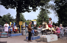 852379 Afbeelding van de hobbelpaarden in de speeltuin bij het café-restaurant De Pyramide van Austerlitz (Zeisterweg ...